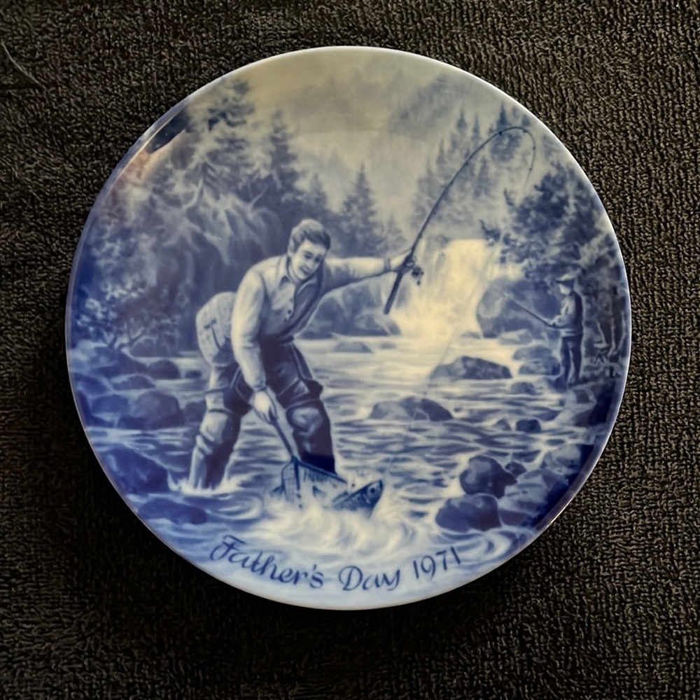 BLUE WINTER CHINA PLATE/FATHERS DAY PLATE 1971